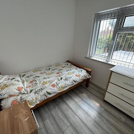 Lovely 3 Bedroom Entire Home With Street Parking - Close To Nec, Bhx Airport - Sleeps 6 Guests Ideal For Contractors & Families Birmingham Luaran gambar