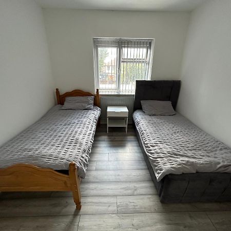 Lovely 3 Bedroom Entire Home With Street Parking - Close To Nec, Bhx Airport - Sleeps 6 Guests Ideal For Contractors & Families Birmingham Luaran gambar
