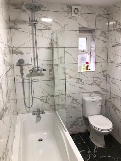 Lovely 3 Bedroom Entire Home With Street Parking - Close To Nec, Bhx Airport - Sleeps 6 Guests Ideal For Contractors & Families Birmingham Luaran gambar