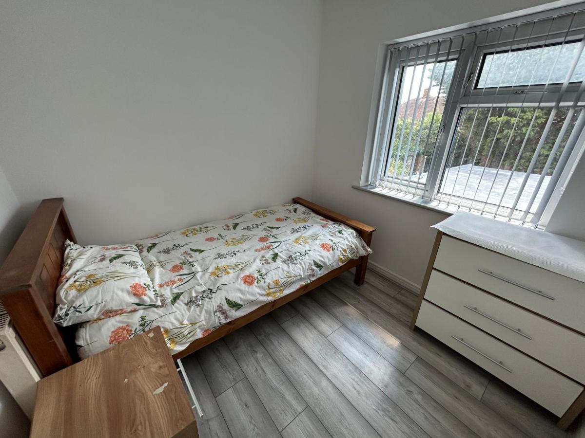 Lovely 3 Bedroom Entire Home With Street Parking - Close To Nec, Bhx Airport - Sleeps 6 Guests Ideal For Contractors & Families Birmingham Luaran gambar