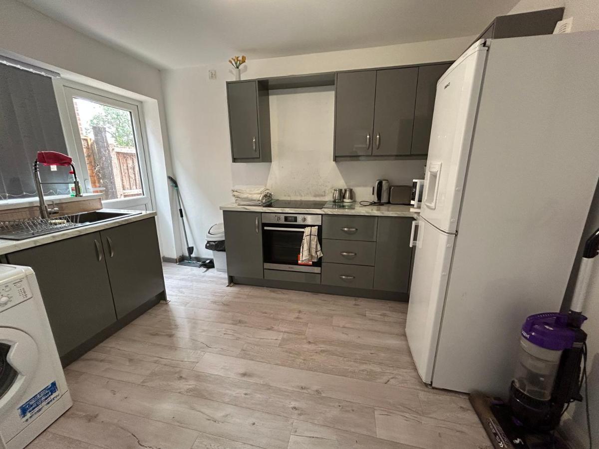 Lovely 3 Bedroom Entire Home With Street Parking - Close To Nec, Bhx Airport - Sleeps 6 Guests Ideal For Contractors & Families Birmingham Luaran gambar