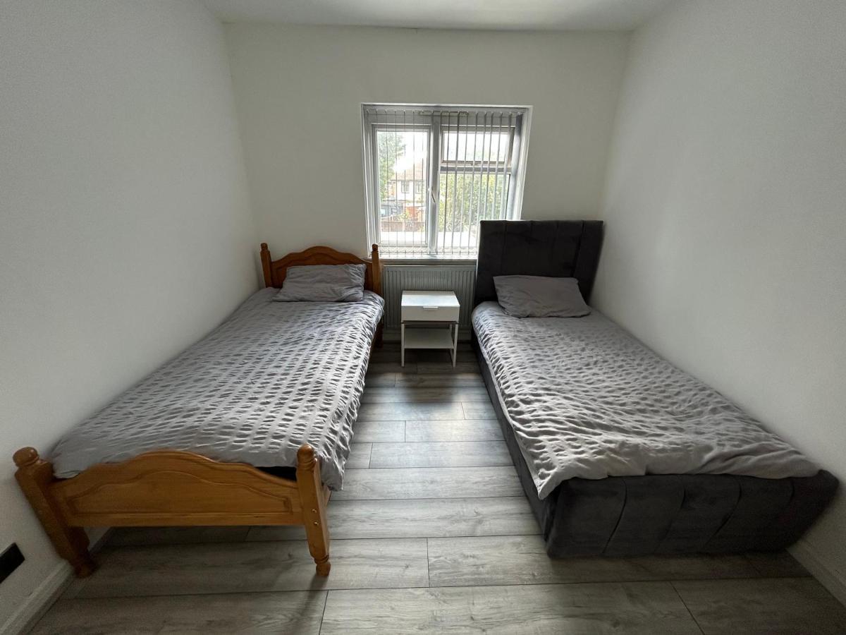 Lovely 3 Bedroom Entire Home With Street Parking - Close To Nec, Bhx Airport - Sleeps 6 Guests Ideal For Contractors & Families Birmingham Luaran gambar